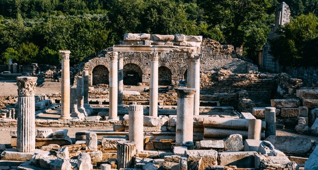 بحيرة بافا محمية طبيعية تقع في الجنوب الغربي، وفي الطرف الشمالي الشرقي الأعمق للبحيرة توجد قرية كابيكيري، إضافة إلى آثار هيراكليا، ميلاس، تركيا. Shutterstock