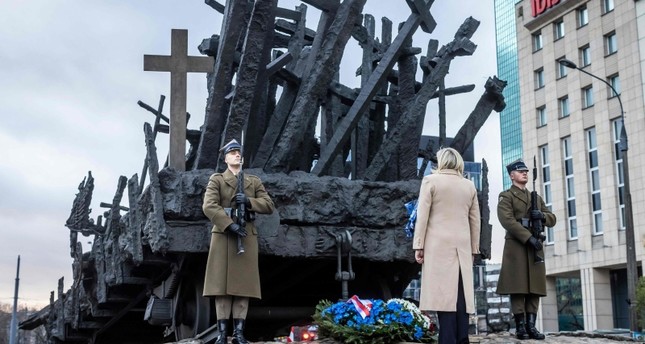 زعيمة اليمين المتطرف الفرنسية مارين لوبان أمام نصب تذكاري تخليداً لذكرى ضحايا الغزو السوفيتي عام 1939 في وارسو  الفرنسية