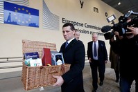 Member of the European Parliament (MEP) Steven Woolfe holds an hamper with British products as he arrives for a meeting with European Union's chief Brexit negotiator Michel Barnier (unseen) at the EU Commission headquarters (Reuters File Photo)
