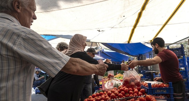 أشخاص يتسوقون في أحد أسواق الشوارع في اسطنبول ، تركيا ، 22 يونيو 2023 EPA Photo