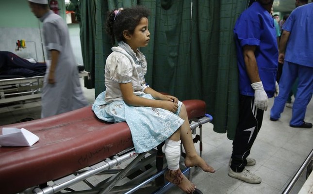 Ein palästinensisches Mädchen, das bei einer israelischen Bodenoffensive verletzt wurde, sitzt in einem Krankenhaus in Beit Lahita im Gazastreifen, 30. Juli 2014. Reuters Foto