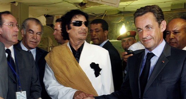الرئيس الفرنسي السابق نيكولا ساركوزي مع الزعيم الليبي السابق معمر القذافي رويترز