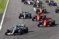 Valtteri Bottas (bottom L) leads Sebastian Vettel (R) early in the first turn in the  Japanese Grand Prix final, Suzuka, Oct. 13, 2019. (AFP photo)