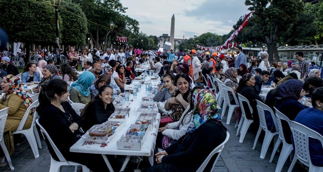 Iftar in Sultanahmet brings thousands around table