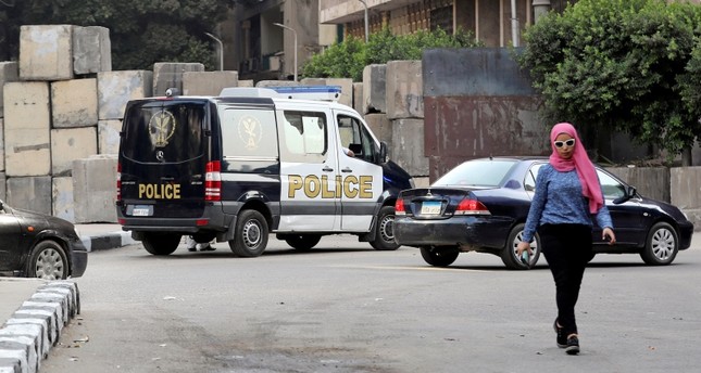 عربة للشرطة المصرية في محيط السفارة الأمريكية في القاهرة رويترز