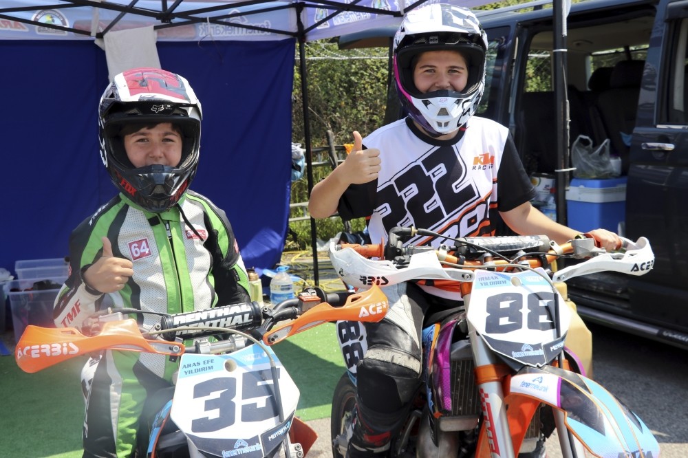 The siblings Aras Efe Yu0131ldu0131ru0131m (L) and Irmak (R) have been riding motorcycle for years now and now they are ready to grab every title both in and outside Turkey.