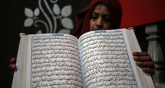 شابة فلسطينية تنسخ القرآن الكريم بأسلوب الحافظ عثمان