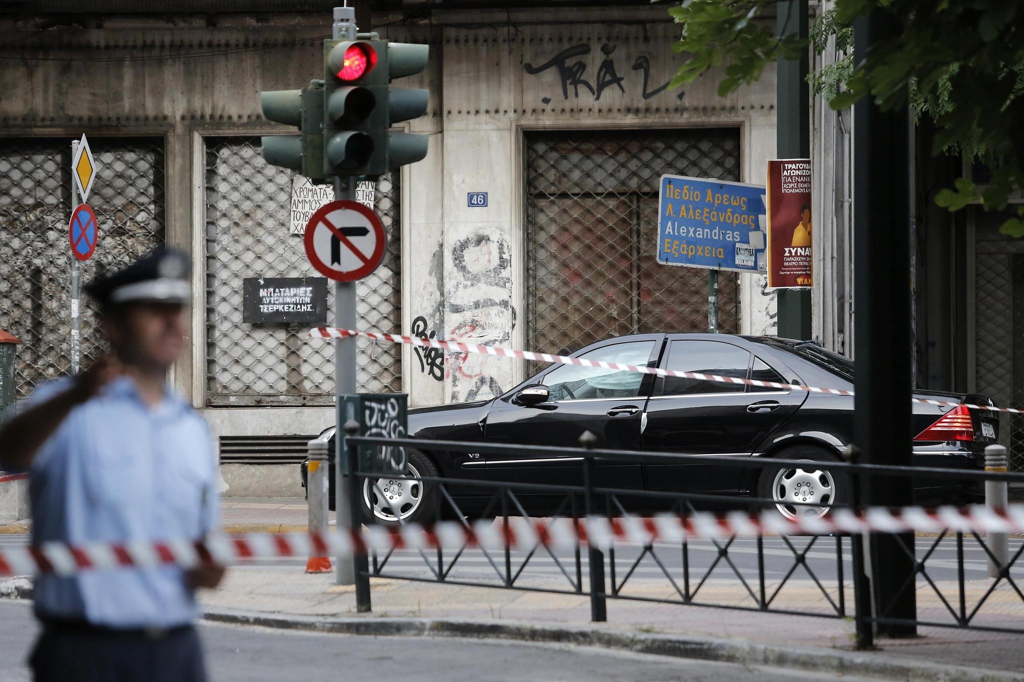 A police officer secures the area around the car of former Greek prime minister and former central bank chief Lucas Papademos following the detonation of an envelope injuring him and his driver, in Athens, May 25, 2017. (REUTERS Photo)