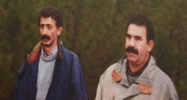 صورة أرشيفية لـرضا آلطون يسار يسير إلى جوار زعيم تنظيم بي كا كا الإرهابي عبد الله أوجلان  الأناضول