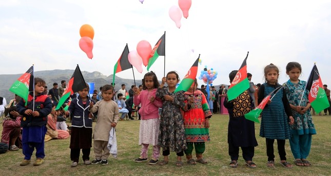 أطفال أفغان يحتفلون مسبقاً بالسلام رويترز