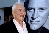 Actor Kirk Douglas arrives to receive an inaugural award for excellence in film presented by the Santa Barbara International Film Festival, July 30, 2006. (REUTERS Photo)