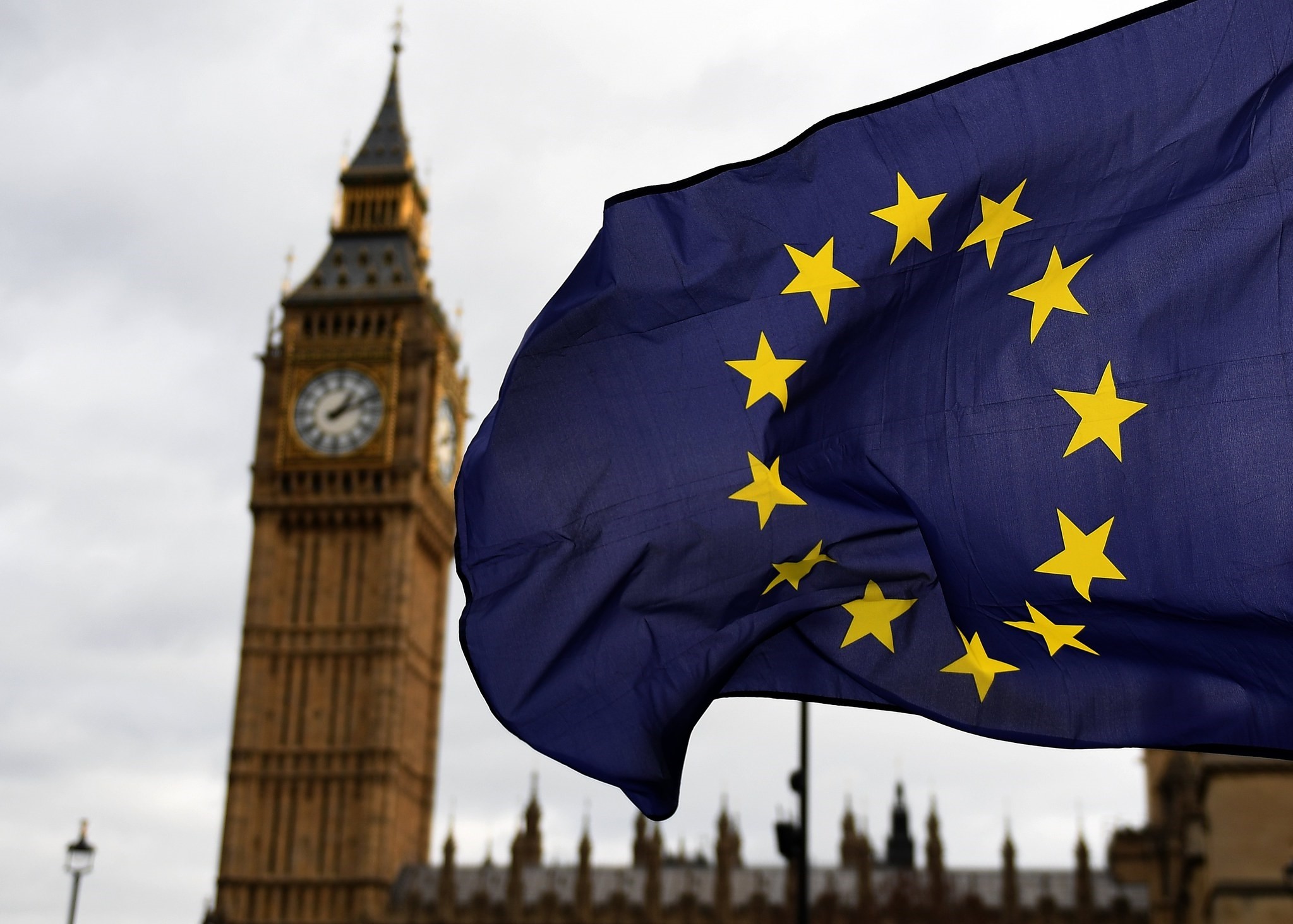 An European Union flag flutters as Pro EU migrants protest outside parliament in London, 20 Feb. 2017. (EPA Photo)