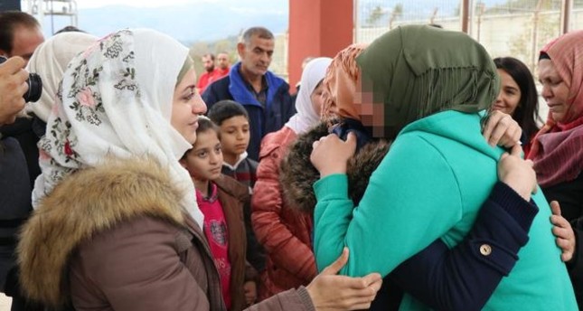 بعد علاج لعام ونصف في تركيا.. لم شمل فتاة سورية بأسرتها في معبر حدودي