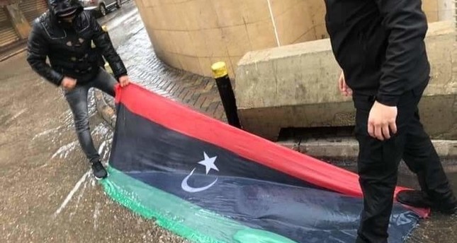لقطة من فيديو متداول لمواطنين لبنانيين يدوسون العلم الليبي في بيروت