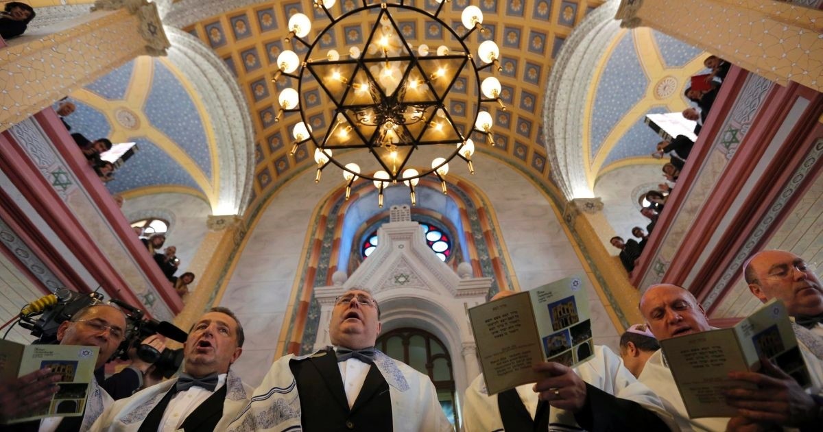 Turkish Jews attend a gathering in Great Synagogue in northwestern Edirne province (Reuters Photo)