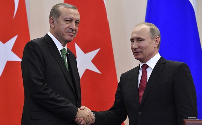 Russian President Vladimir Putin (R) shakes hands with his Turkish counterpart Recep Tayyip Erdoğan after a joint press conference following their meeting at the Bocharov Ruchei state residence in Sochi on May 3, 2017. (AFP Photo)