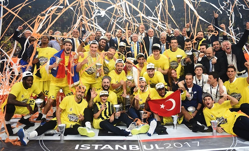 Fenerbahu00e7e's players celebrate with the  trophy after winning  the first place basketball match between Fenerbahu00e7e and Olympiacos at the Euroleague Final Four basketball matches at Sinan Erdem Sport Arena, on May 21, 2017, in Istanbul. (AFP Photo)