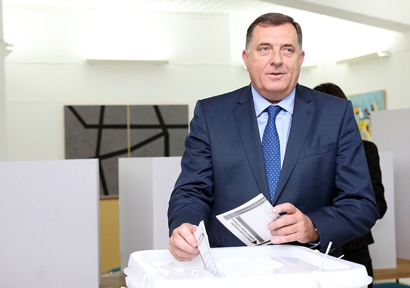 Bosnian-Serb candidate for Bosnia and Herzegovina's tripartite Presidency in the next term in office, Milorad Dodik, casts his ballot, at a voting station in Laktasi, on Oct. 7, 2018 (AFP Photo).