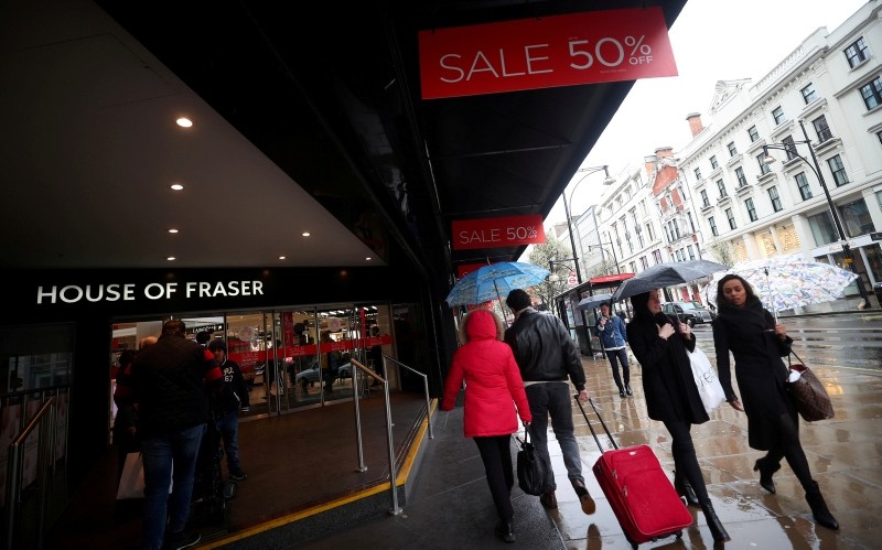Shoppers walk past House of Fraser on Oxford Street in central London, Britain, April 2, 2018. (REUTERS Photo)
