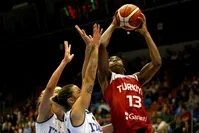 Quanitra Hollingsworth (R) of Turkey in action against Alessandra Formica and Sabrina Cinili of Italy.