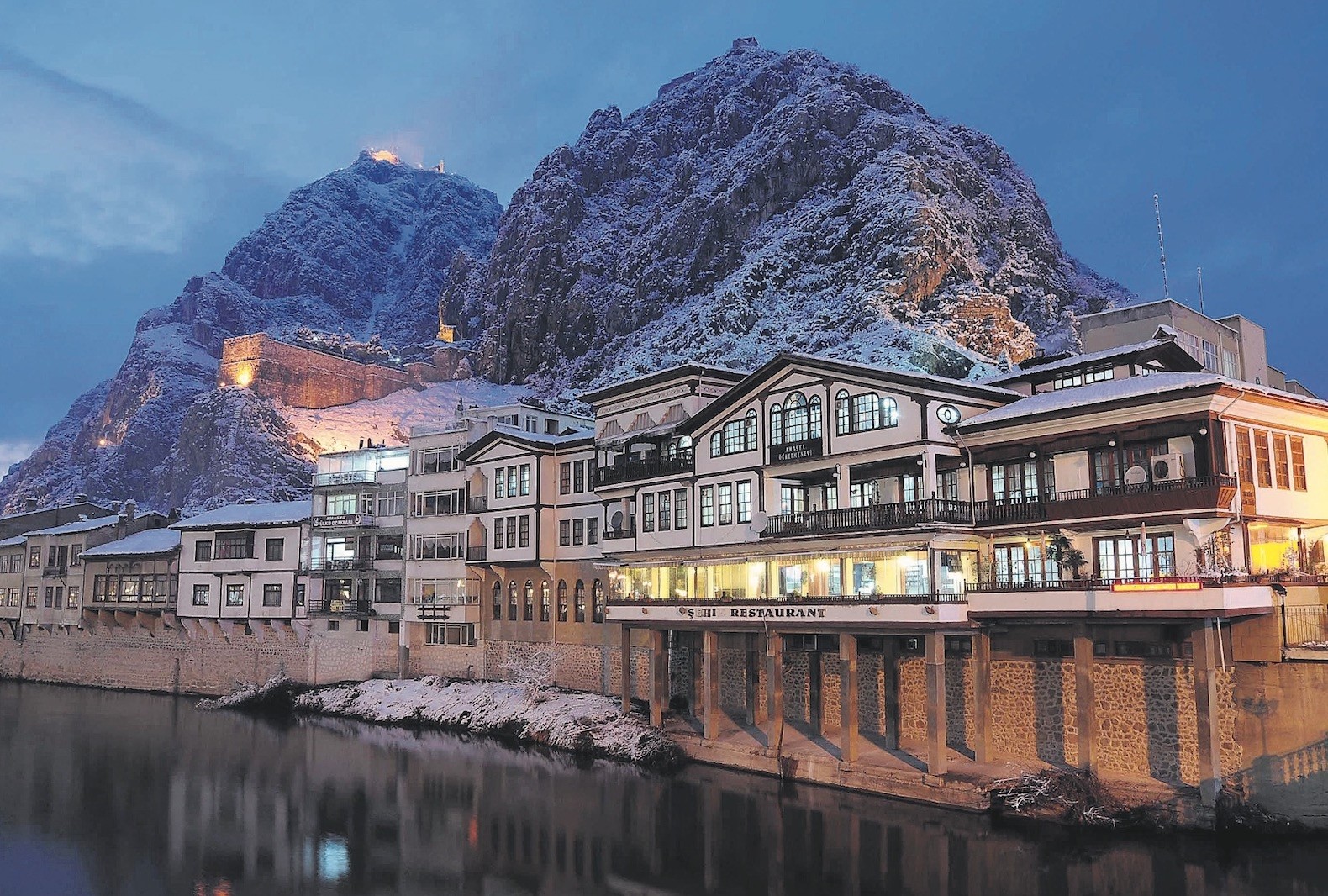 The city of Amasya is gorgeously set along a winding river valley, nestled into rocky cliffs on one side, and at the foot of a roll of green mountains on the other.