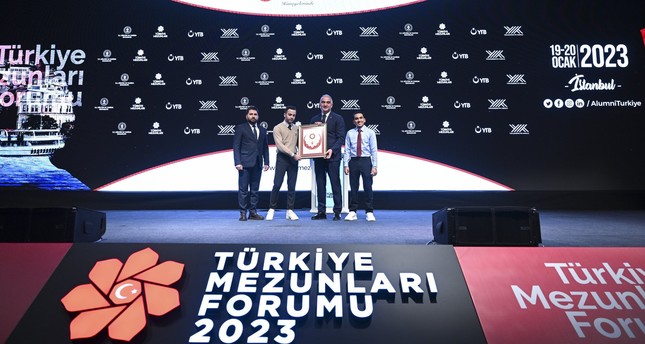 عضاء خريجي تركيا يقدمون لوحة للوزير محمد نوري إرسوي في منتدى خريجي تركيا ، اسطنبول ، تركيا ، 19 يناير 2023 الأناضول