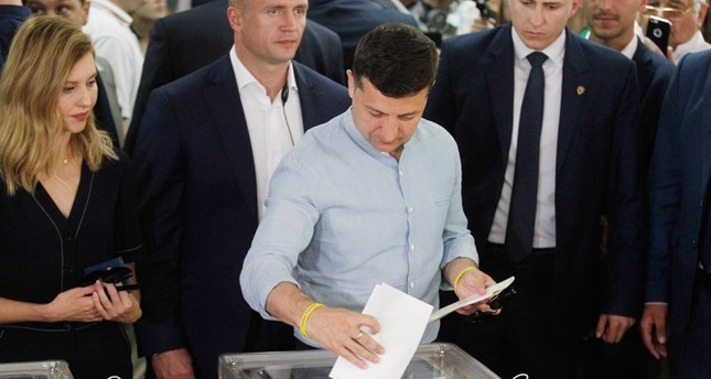 فلاديمير زيلينسكي الرئيس الأوكراني وهو يدلي بصوته في الانتخابات التشريعية المبكرة