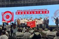 الفريق التركي يفوز بالكأس في كأس العالم للطهاة، الذي يقام كجزء من القمة العالمية للحلال ومعرض الحلال إكسبو، إسطنبول، تركيا، 26-11-2023. صورة: ديلي صباح