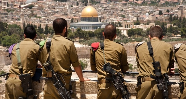 جنود إسرائيليون ينظرون إلى المسجد الأقصى أرشيفية / Getty Images