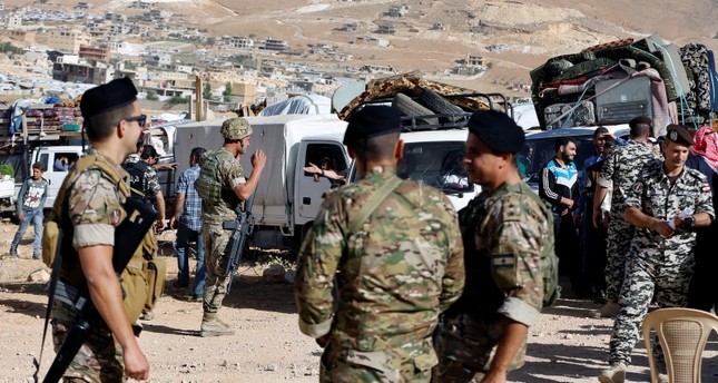 عناصر من الجيش اللبناني ينظمون عودة اللاجئين السوريين في عرسال AP