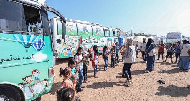 حافلات تعمل كمدرسة متنقلة في بلدة جنديرس شمالي سوريا لتمنح الطلاب فرصة للتعلم من جديد بعد أن دمر الزلزال مدارسهم صورة: الأناضول