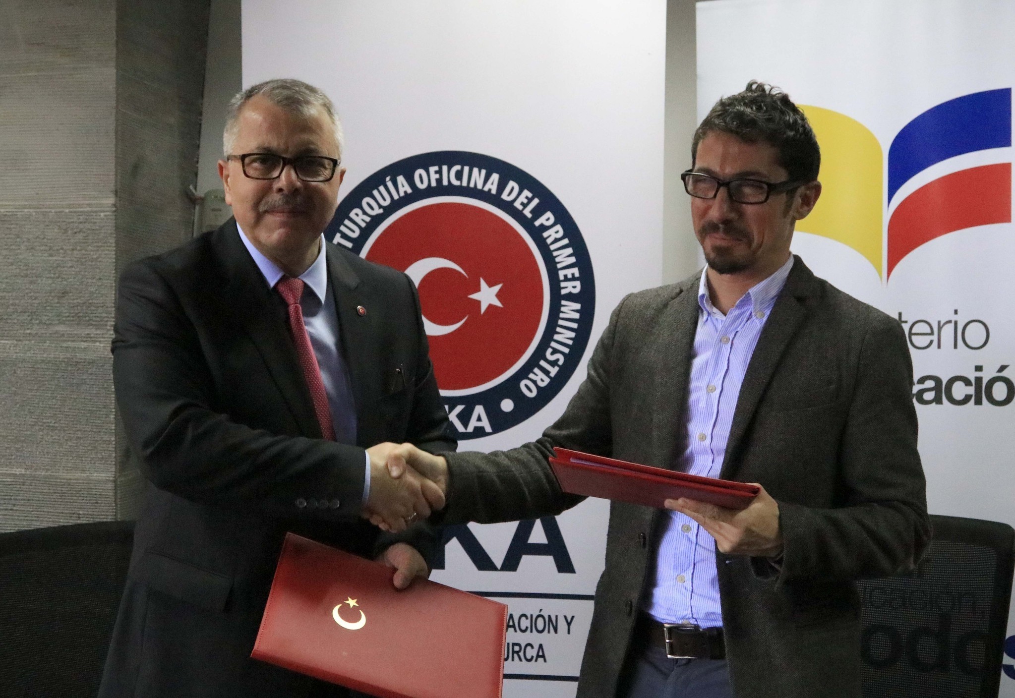 Ecuadoru2019s Deputy Education Minister Herrera (R) with Tu0130KA Deputy President u00c7etin. at the signing of a cooperation agreement.
