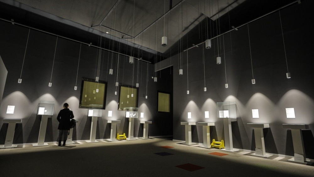 In cooperation with a refugee center in Lebanon, the Bosnian museum collected the belongings of 100 Syrian children and exhibits 36 of them.