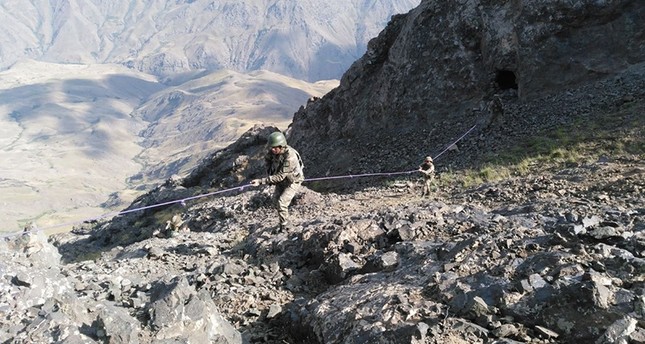 جنود أتراك يتسلقون الجبال خلال ملاحقة الإرهابيين شمالي العراق