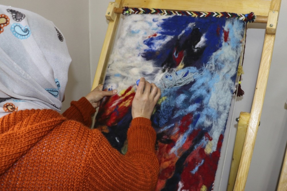 Students produce various panels, garments and home accessories by weaving felt on special workbenches just like weaving carpets or rugs.