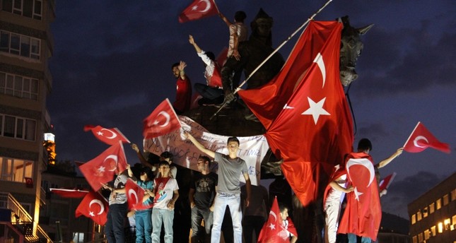 صورة من ليلة 15 تموز عام 2016، حين تصدى الشعب التركي لمحاولة الانقلاب الفاشلة IHA