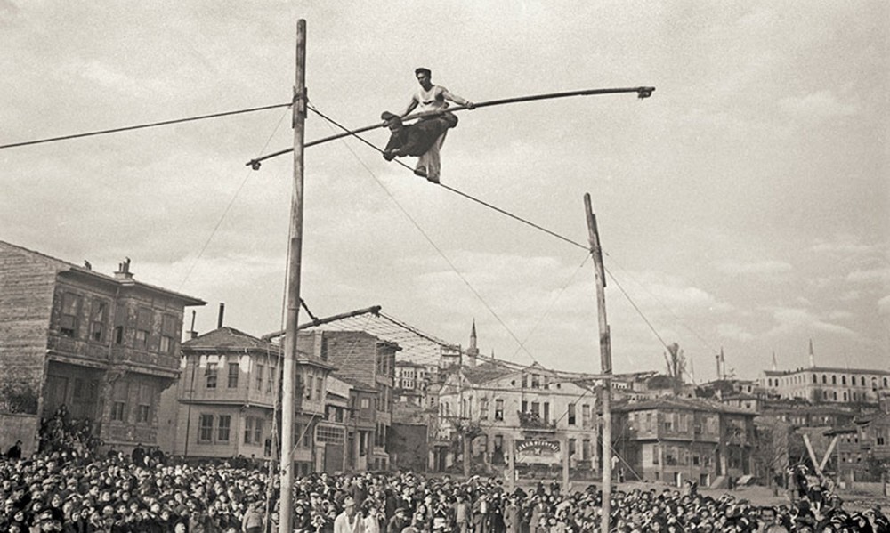 Two acrobats in Little Hagia Sophia neighborhood, Fatih, Istanbul, around 1930. Yapi Kredi Historical Archive.