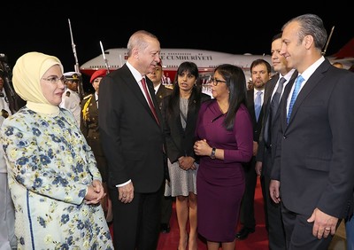 President Recep Tayyip Erdoğan (C-L) speaks with Venezuelan Vice President Delcy Rodriguez (C-R) upon arriving in Caracas on Dec. 3, 2018. (AA Photo)