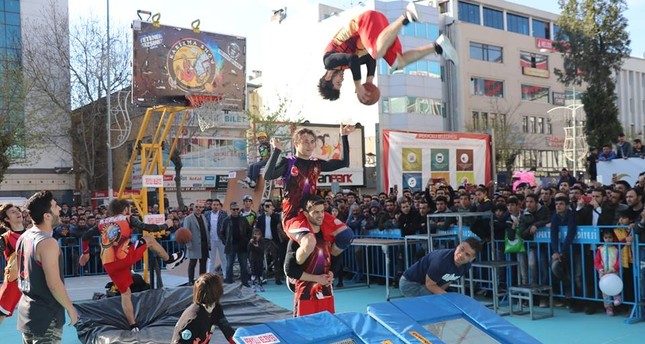 إيرانيون يحتفلون بـالنوروز في تركيا.. تسوق وعروض بهلوانية