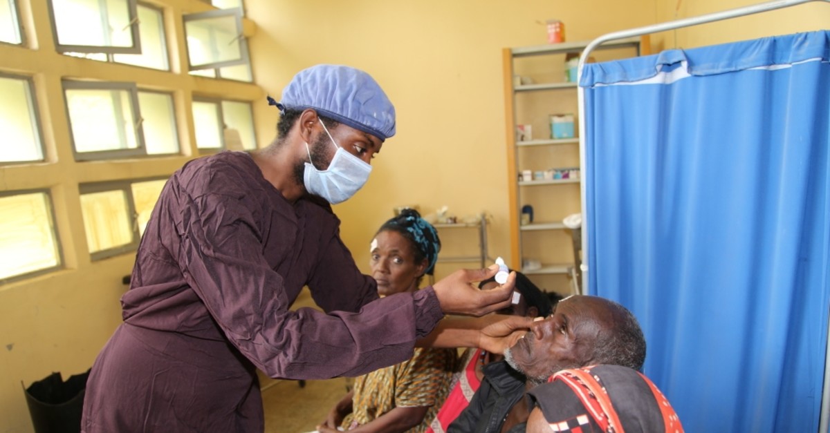 A doctor examine the eye of a cataract patient at Macamad Oakleh Kassehta, May 23, 2019.