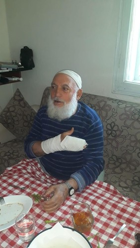Mustafa Ceviz shows his hand in orthopedic splint to reporters, Aug. 8, 2019. (IHA Photo)