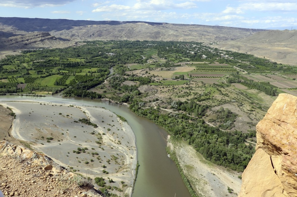 The village of Ku0131zu0131ldau011f, in Tuzluca, offers stunning views of the Tekelti Mountains, and Mount Ararat as well as relaxing opportunities along the Aras River, complete with breathtaking views of Armenia. 