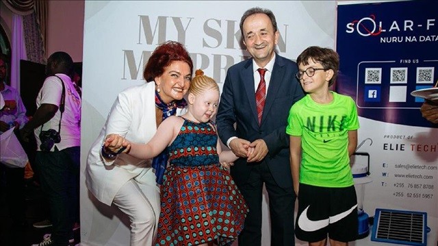 Yeu015fim Davutou011flu and Ali Davutou011flu with an albino girl.