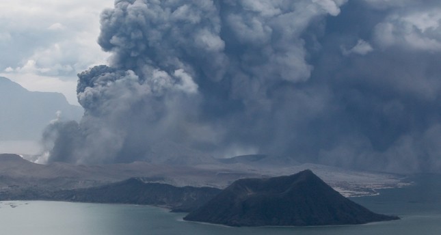 بركان تال الفلبيني يتسبب بإجلاء الآلاف وإلغاء مئات الرحلات الجوية