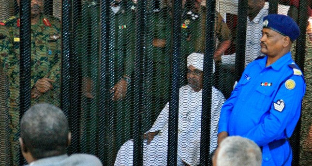 الرئيس السوداني المعزول عمر البشير في أولى جلسات محاكمته