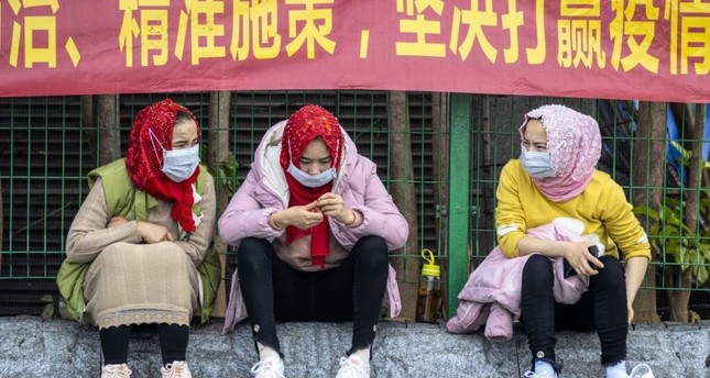 Uygur kadınları, COVID-19, Guangzhou, Çin, 12 Şubat 2020'nin korunması için koruyucu maskeler giyen ana tren istasyonunda bekliyor. EPA Photo