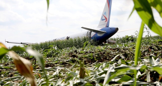 الطائرة بعد استقرارها على الأرض في حقل للذرة رويترز