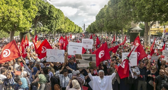 آلاف المحتجين في تونس يطالبون بإسقاط انقلاب سعيّد