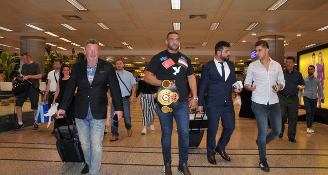 مانويل شار بطل العالم في الملاكمة يصل مطار أتاتورك لقضاء إجازة في تركيا