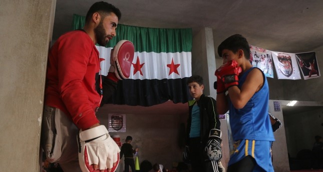 المدرب فاضل عثمان مع أحد طلابه وكالة الأناضول